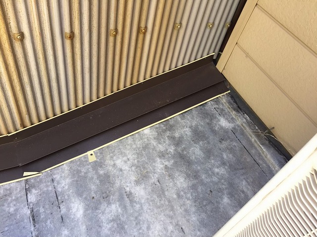 香芝市の差し掛け屋根のカバー工法で完成後、室外機も忘れず設置